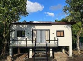 Hotel kuvat: Tiny Uphill Cabin