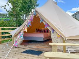 Greystones Glamping - Tent 1,位于格雷斯通的酒店