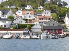 A picture of the hotel: Husvik! Deilig lite hus rett ved sjøen!