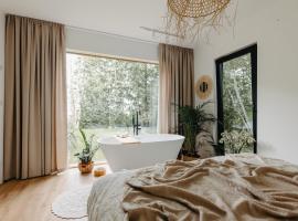 Ezernams SPA، فندق في Kaukuri