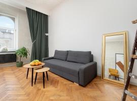 รูปภาพของโรงแรม: Spacious Apartment with Sauna near Plac Wolności in Łódź by Renters