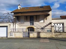 Hotel fotoğraf: Appartement avec Piscine Riorges