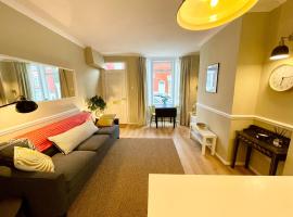 Gambaran Hotel: Orange Rentals: Charming 2-Bedroom, Free Parking!