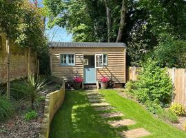 A picture of the hotel: Shepherd's Hut at The Granary