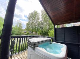 Otter 4 Hot Tub - HuntersMoon-Warminster-Bath-Salisbury, hotel in Warminster