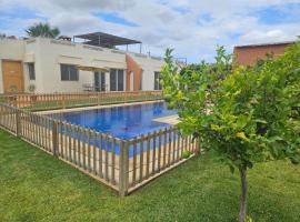 होटल की एक तस्वीर: Rabat area premium farmhouse with pool