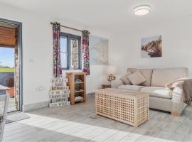 Grassholm Cottage with Hot Tub - Dog Friendly, ξενοδοχείο σε Haverfordwest