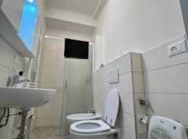 Foto di Hotel: La casa di Giada camera matrimoniale con bagno privato