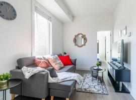 Hotel Photo: Spacious 2BR Apartment - Minutes to Leslieville