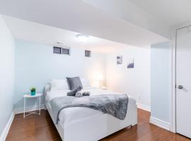 Hotel Foto: 2 Bedroom Apartment in the Heart of Trinity Bellwoods