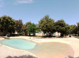 Hotel Foto: le pénéquet : climatisé, piscine lagon au milieu des chênes