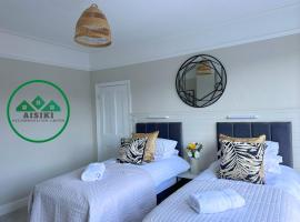 Foto di Hotel: Aisiki Apartments at Squires Lane, Finchley, 4 Bedroom and 1 Bathroom Pet Friendly Garden House, Double or King or Twin beds with FREE WIFI and FREE PARKING