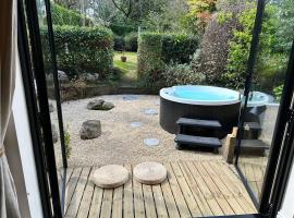 होटल की एक तस्वीर: Japanese Style Home With Hot Tub Between Farnham And Hindhead