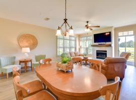 Hotel Foto: Spacious Springfield Home with Golf Course View!