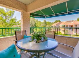 Фотографія готелю: Dog Friendly Palmetto Dunes Condo, 2 Mi to Beach!