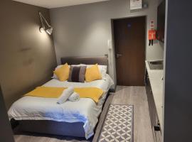 รูปภาพของโรงแรม: Tren-D Luxe Studio Apartment Room 2 - Contractors, Relocators, Profesionals, NHS Staff Welcome