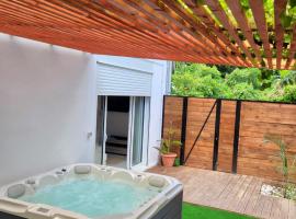 รูปภาพของโรงแรม: Jungle Room 3000 x Jacuzzi Privé - 2 personnes