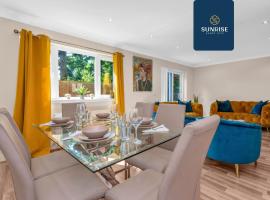 Gambaran Hotel: MUIRTON HOUSE, 4 Bed House, 4 Car Driveway, 2 Bathrooms, Smart TVs in every room, Fully Equipped Kitchen, Large Dining and Living Space, Rear Garden, Free WiFi, Mid to Long Stay Rates Available by SUNRISE SHORT LETS