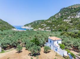 Hotel Foto: Traditional Greek house with direct access to a lovely beach at 250 m