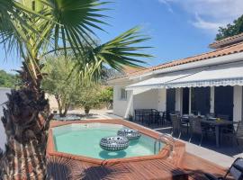 Hotel Photo: Villa de 5 chambres avec piscine privee jardin clos et wifi a Saint Medard en Jalles