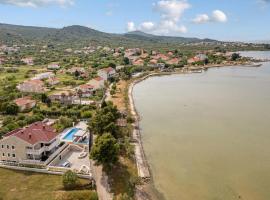 Beautiful Apartment In Mrljane, hotel v destinaci Mrljane