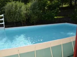 होटल की एक तस्वीर: Maison de 4 chambres avec piscine privee jardin clos et wifi a Robiac Rochessadoule