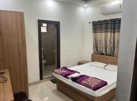 酒店照片: Super OYO Guest House Near Kalighat Kali Temple