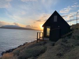 Foto di Hotel: Cosy cottage next to the ocean facing the fiord