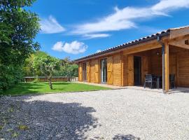 Hotel kuvat: Chalet cosy avec piscine et jardin privé