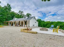 Hotel Foto: Pet-Friendly Lake Ozark Cabin with Fire Pit and Grill!