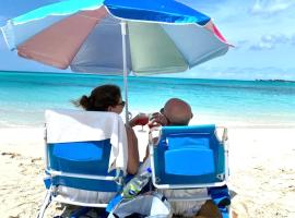 Studio, 100 feet from the beach, hotel en Nassau
