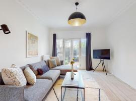 Hotel Photo: Moderne 2BR Lejlighed med Gratis Gade Parkering