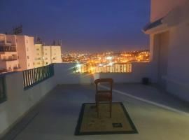 Fotos de Hotel: Grand appartement Avec Grand Terasse Vue Panoramique a Ennasr - Internet Fibre - Service Navette
