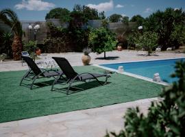 Хотел снимка: Cottage with swimming pool East of Athens - near airport