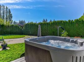 Hotel fotoğraf: Joyful home near beach with Hot tub and AC