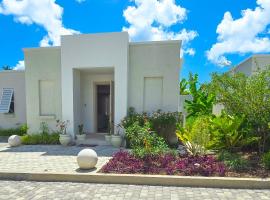 Colourful Serene 3BR Luxury Villa at Porters Place, hotel v destinaci Saint James
