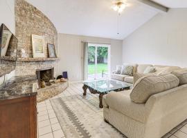 Хотел снимка: Pearland Home with Patio, 21 Mi to Downtown Houston!