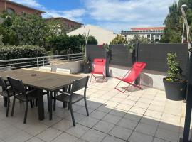 Foto di Hotel: Maison avec terrasse à 100 m de la plage