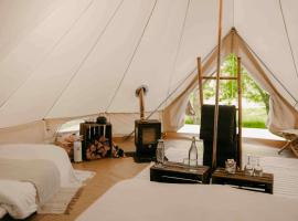 Falkeröd - Lyxig glamping i naturreservat, hotel in Grebbestad