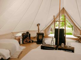 होटल की एक तस्वीर: Falkeröd - Lyxig glamping i naturreservat ink frukost