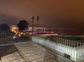 Dreamy ocean getaway! Renovated bungalow, ξενοδοχείο σε Mʼdik