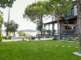 Zdjęcie hotelu: Select Cunda Guest House - Sea View with Garden 2 Bedroom Apartment at Cunda Island