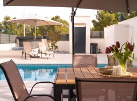 Hotel fotografie: Stylish independent downstairs apartment with swimming pool