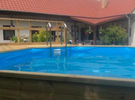 Tornácos Vendégház Kápolnásnyék, hotel v destinaci Kápolnásnyék