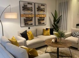 Hotel foto: Chic and Refined: 1BR apartment Almasif