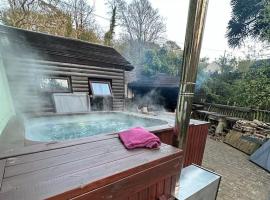 The hot tub by the waterfall - facilities included, hotel din Lower Foxdale