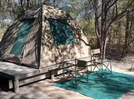 Hyenas howl campsite, hotel in Muchenje