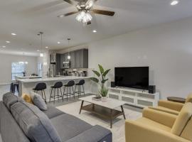 Hotel Photo: Your Vibrant Dallas Getaway Home