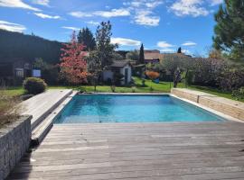 होटल की एक तस्वीर: Maison d'architecte avec piscine près de Toulouse