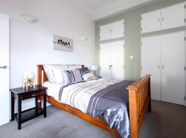 A picture of the hotel: Central and Sunny Wellington Apartment